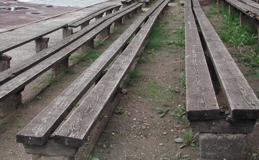 ClaudeJeanDameV's tweet photo. Bien arrivée au stade de Viljandi Tulevik. Heureusement je suis en gradin, mais cette tribune (gratuite) n’est pas une légende, elle existe vraiment.. Go #Tulevik
La bâche est prête haha
#teamParieur https://t.co/jSA8r0WRNb