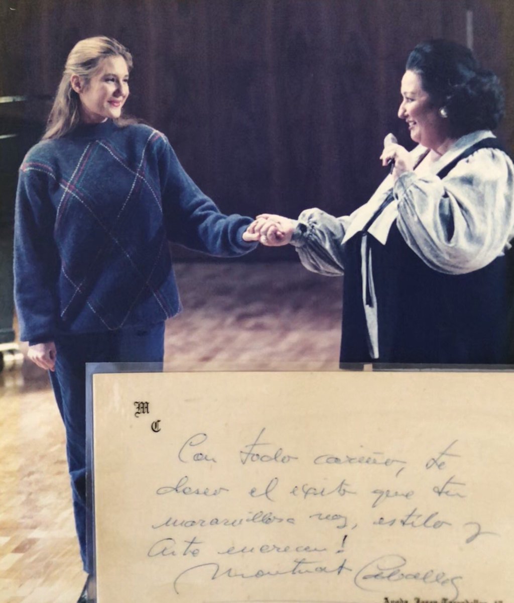 Siempre quise cantar así, con ese canto flotado y lleno de verdad. Ella cantaba tanto con su voz como con sus ojos. No puedo creer que no se vuelvan a abrir nunca más. Vuela, Montserrat, a ese lugar donde los felices cabalgan en tus sobrenaturales filados. #MontserratCaballe