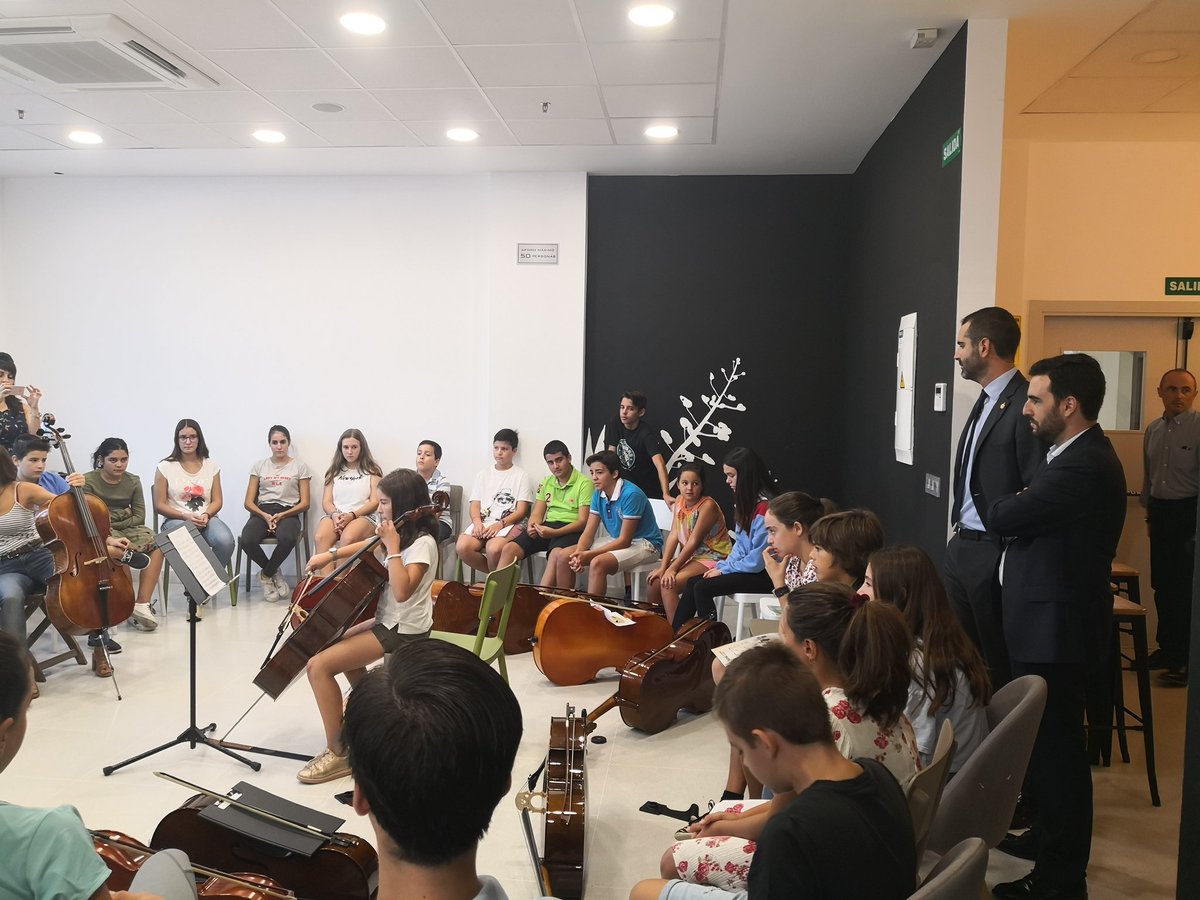 OcalAlmeria's tweet photo. Hoy son las audiciones de la Orquesta Infantil de Almería #OIAL y hemos recibido la visita del alcalde de Almería @RamonFPM y el concejal de Cultura @carlossanchezpp. ¡Gracias por vuestro apoyo constante al proyecto de la OCAL! https://t.co/boL6YoymDt