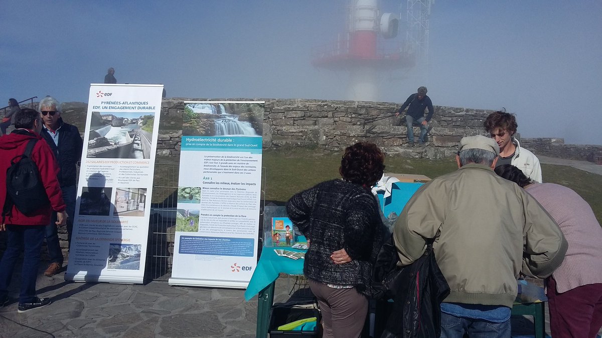 daguerreIban's tweet photo. En direct de La Rhune , EDF @edf_aquitaine partenaire de la fête de la science avec #Ecocene sur le thème des énergies renouvelables. #enegiesrenouvelables @EDFofficiel #epsa https://t.co/IRSJw65JHa