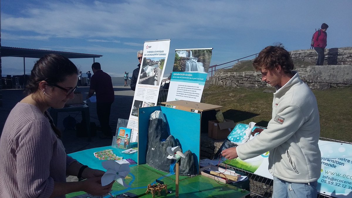 daguerreIban's tweet photo. En direct de La Rhune , EDF @edf_aquitaine partenaire de la fête de la science avec #Ecocene sur le thème des énergies renouvelables. #enegiesrenouvelables @EDFofficiel #epsa https://t.co/IRSJw65JHa