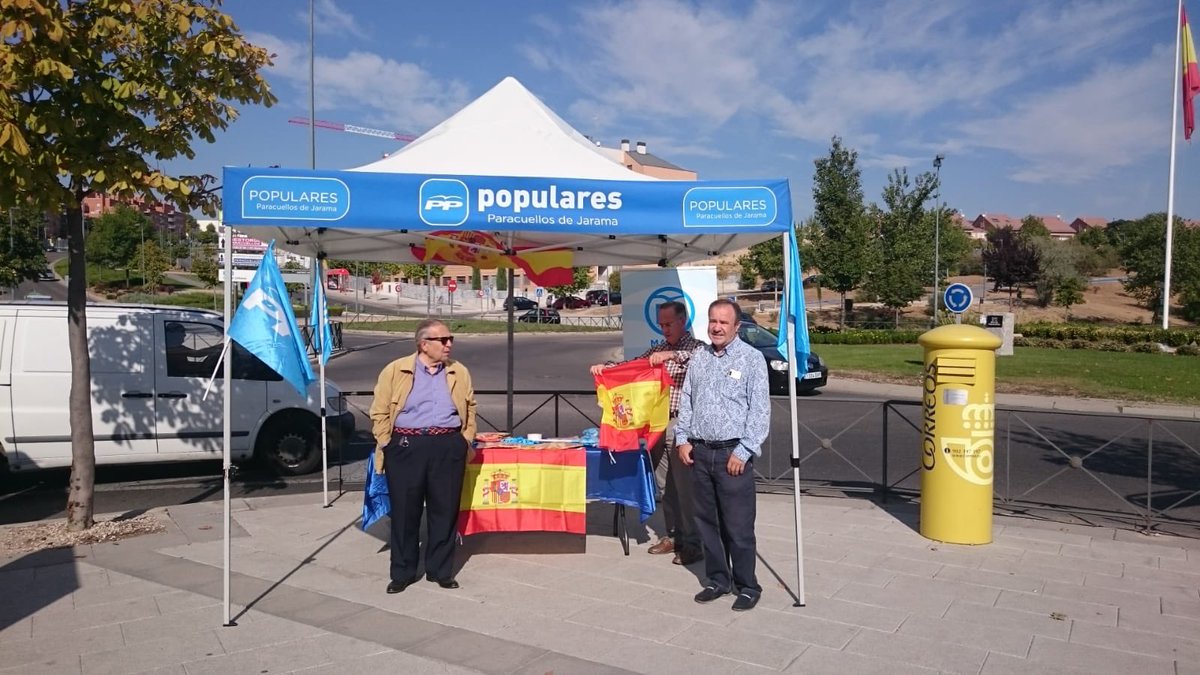 ppparacuellos's tweet photo. Estamos con vosotros, con los vecinos, con las personas. Queremos escucharos y compartir las inquietudes que tengáis. Ven a vernos. Hoy, en el Centro Comercial. @PPopular @ppmadrid #enlacalle #contigo #escuchando #trabajando @anacamins https://t.co/Hx3wAV4ECb