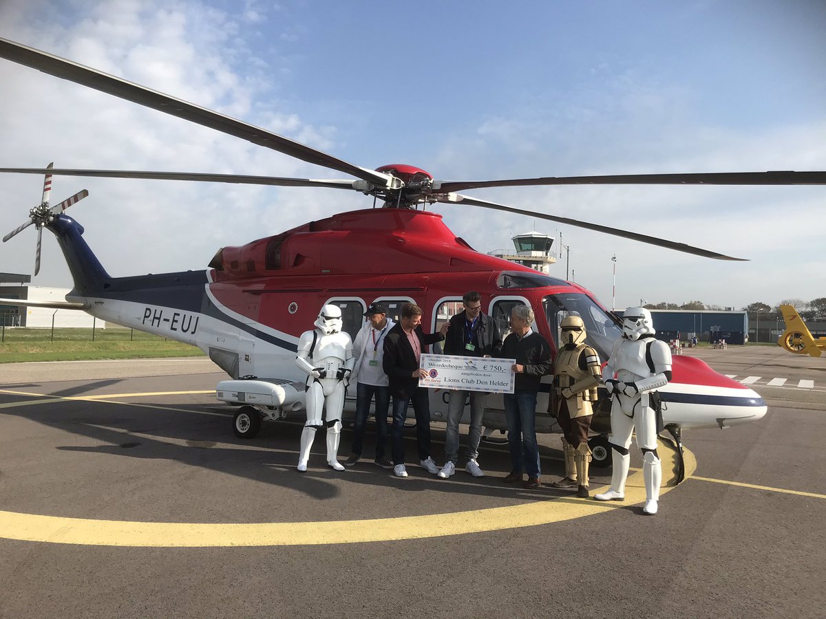 Uitreiking cheque <a href="/lionsclubs/">Lions International</a> #denhelder aan <a href="/Hoogvliegers/">Stichting Hoogvliegers</a>  #Hoogvliegersdag <a href="/dhcluchtmacht/">DHC Luchtmacht</a> <a href="/DHAirport/">Den Helder Airport</a>
