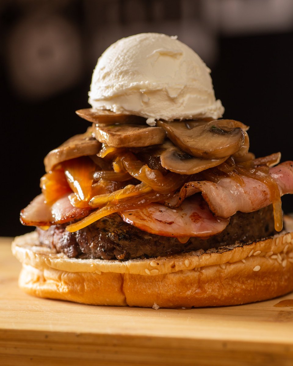 lahesmuda_es's tweet photo. Perdóname por haber llegado tarde, se me ha atravesado una burguer de camino 😛
#TeamlaH #Lahesmuda https://t.co/qd3M0754Xl