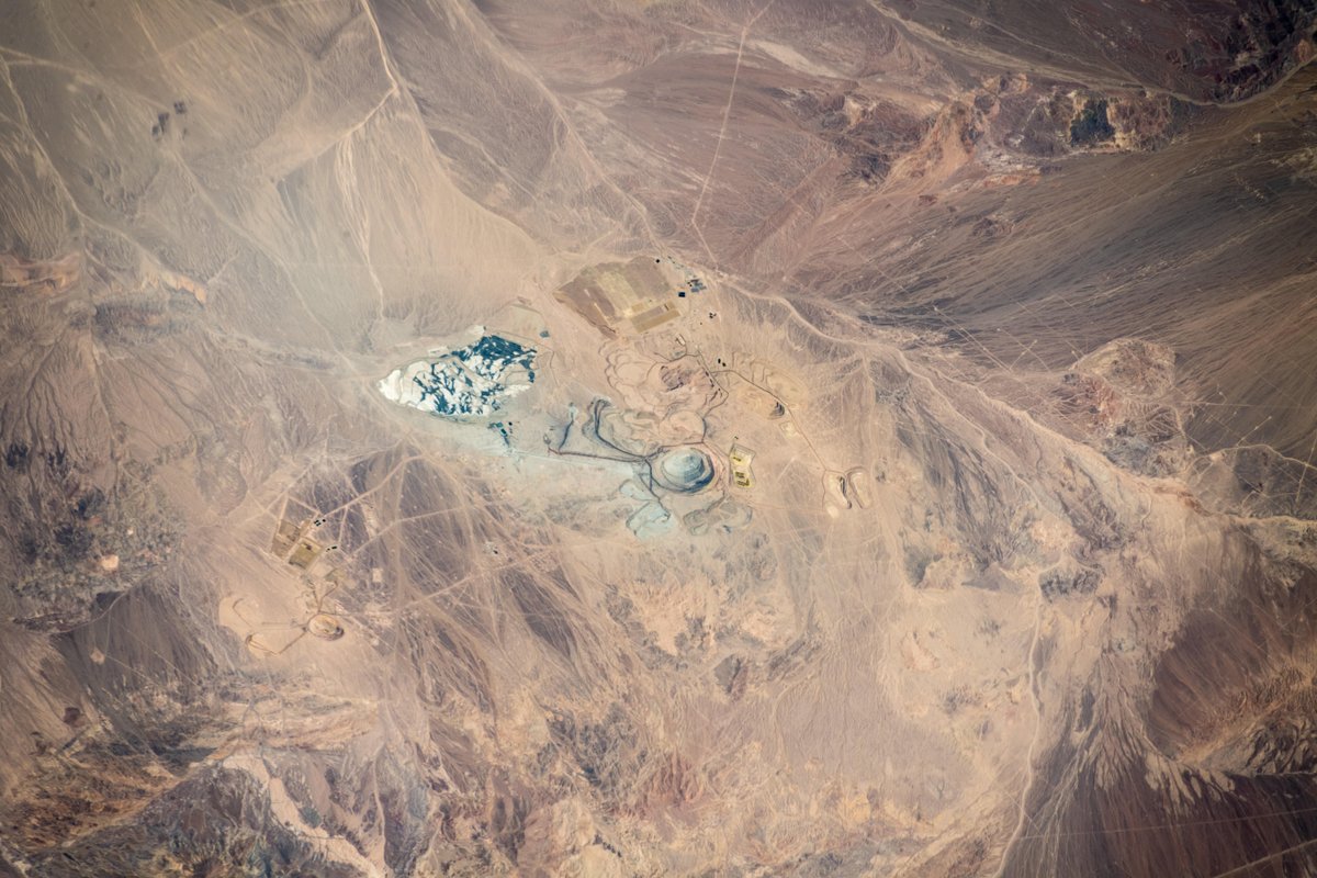 Astro_Alex's tweet photo. These big holes influenced human history quite a bit. One of them is the Chuquicamata copper mine in the Atacama Desert, among the biggest on that planet down there. #Horizons https://t.co/dd21Nu8fit
