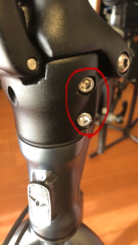 minakaji's tweet photo. 結論、Tern eclipse d16をAir Porterに入れるにはほぼバラバラにしないと無理。赤枠内のボルト緩めないとハンドルポスト外れません。#ternbikes https://t.co/0ZOCl2CMJD