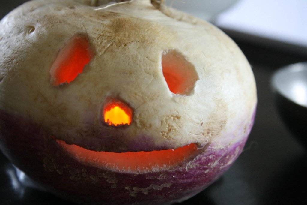 randomtimes_com's tweet photo. The pumpkin carved into a jack-o-lantern, is of course an American introduction, but it quite literally has its roots on Europe, where people have been carving turnips and other root vegetables for centuries, to ward off evil… https://t.co/Qss2l9ZBSk https://t.co/X7BjaI8JiL