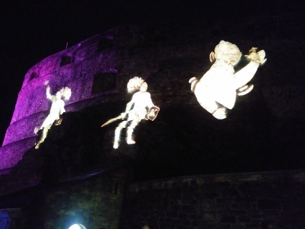 EdinburghFCV's tweet photo. Fantastic evening last 'knight' at @edinburghcastle. A real privilege to see one of Scotland's most iconic landmarks in a whole new light. #YOYP2018 #KnightAtTheCastle https://t.co/h3zfxgOI7I