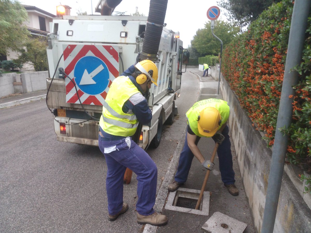 Attività di prevenzione sul nostro territorio. In collaborazione con i comunali e stata eseguita la verifica e manutenzione del corretto funzionamento dei tombini per lo scolo e drenaggio delle acque piovane.

#protezionecivile 
#prevenzione
#protezcivfvg
#protezionecivilefvg