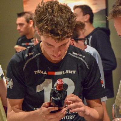 MarissensThomas's tweet photo. Gekte om te staan waar ik vroeger alleen maar van kon dromen! Blij dat ik deze kans krijg van lint!#1stenationale #1steploegvanlint  #nieuweprofielfoto https://t.co/lfsf1XMmPg