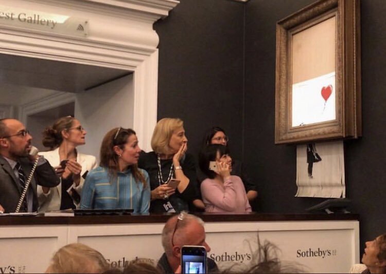 Isa_Almoawda's tweet photo. عمل فني لبانكسي (Banksy) تم بيعه في مزاد بـ1.12 مليون دولار... لحظة ماتم البيع تفاجئ الكل باللوحه تقطع نفسها!
بنكسي مايتوب عن سوالفه! 😅😅😅 https://t.co/czb4nZcDUl
