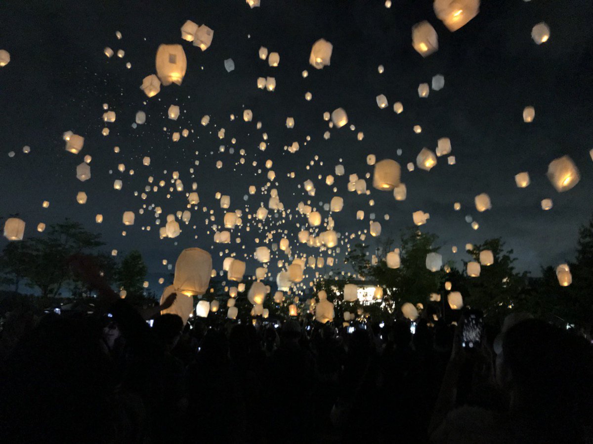 Sanda スカイランタン プロジェクト チケット販売 当日はサンタフェ スも開催しており大いに盛り上がる中 風の広場にて幻想的な景色の下で皆さんの想いをのせて夜空へとランタンを浮かべます ディズニー映画のラプンツェルで有名なスカイランタンイベント