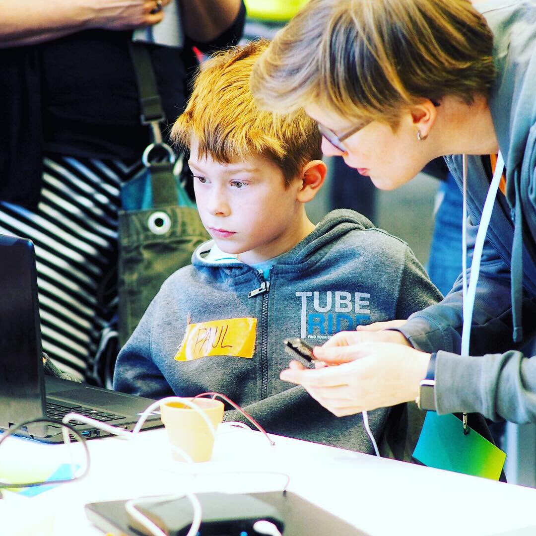 erminas_de's tweet photo. Große Spannung in unserem #CodeWeek-Workshop mit dem digitalen Blumentopf. Tüftler unter sich ❤️
#codeweekhh https://t.co/usnlmLWKpC