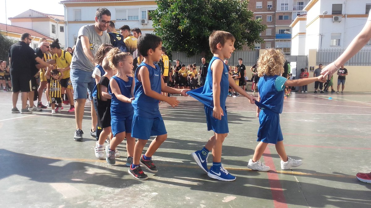 CBCiudadMelilla's tweet photo. Muchísimo ambiente en el acto de presentación de los equipos

¡¡¡Gracias padres y madres!!!
¡¡¡Gracias por formar parte de la familia 'melillera'!!!

#SomosBaloncesto https://t.co/Dh6Tuo6LX3