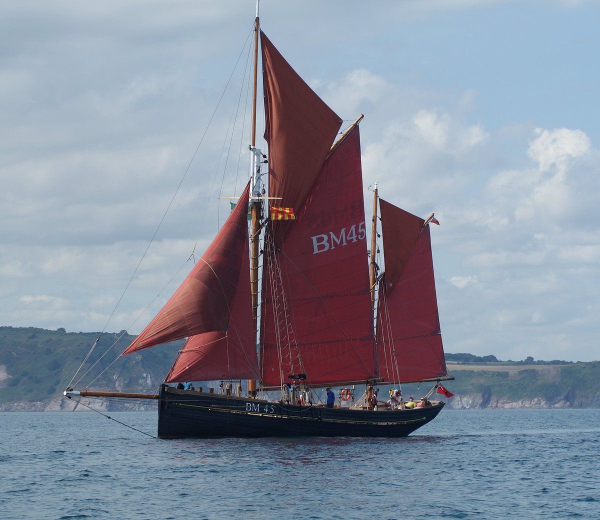 PilgrimBM45's tweet photo. As ever with @PilgrimBM45 the weather looks set fair for our final Open Afternoon of the season. Come along and explore Monday 1.30pm-3.30pm on the Town Pontoon @Brixham It's FREE! @BrixhamMuseum @Brixham @BrixhamSeaboat @EnglishRiviera @VisitDevon @NatHistShips #heritage https://t.co/rfMrtWU3Tb