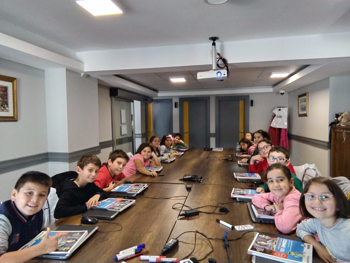Geleceğe yatırım yapmaya devam ediyoruz. Coding İstanbul 7. Döneminin ilk zili çaldı. Cumartesi ekibi 😊🤗