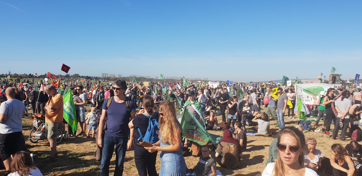 WWF_Deutschland's tweet photo. Und es werden immer mehr. Das hier ist ein Tag, an den wir uns lange erinnern werden. Zehntausende auf dem Acker und auf dem Weg zur #Hambi0610!  #HambacherForst #HambacherWald  #hambibleibt https://t.co/uL9vI6FpGN