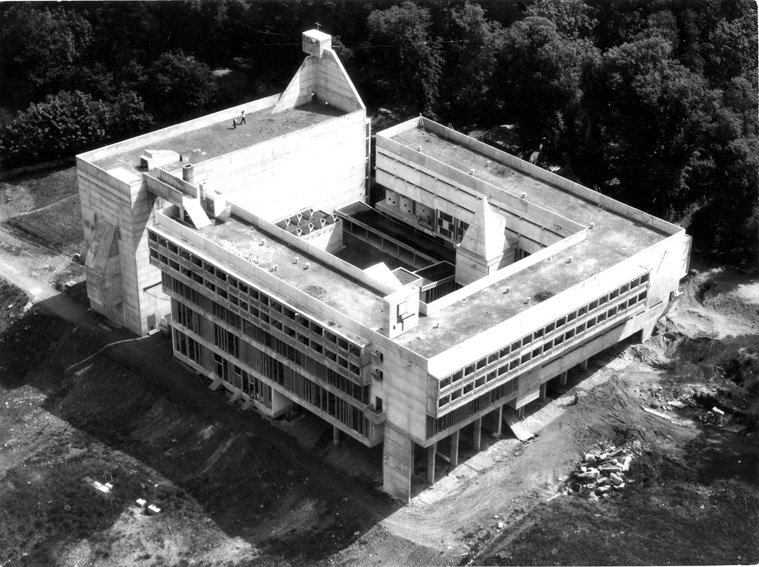 Artenastur's tweet photo. Le Corbusier (1887-1965), Conventu de Santa María de La Tourette (1953-1960): de planta rectangular ya horizontal anque tea en cuesta y apoyáu n'allargaos pilares de formigón; el primer pisu dedícase a los espacios comunitarios, quedando los dos pisos superiores pa les celdes. https://t.co/tDYTbIkzch