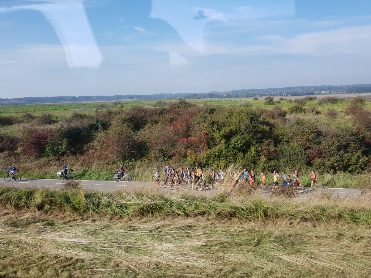Didischuit's tweet photo. Vanuit de vipbus, de kustmarathon van koploper tm voorlopig groep 3e dame https://t.co/vy3alOSTbc
