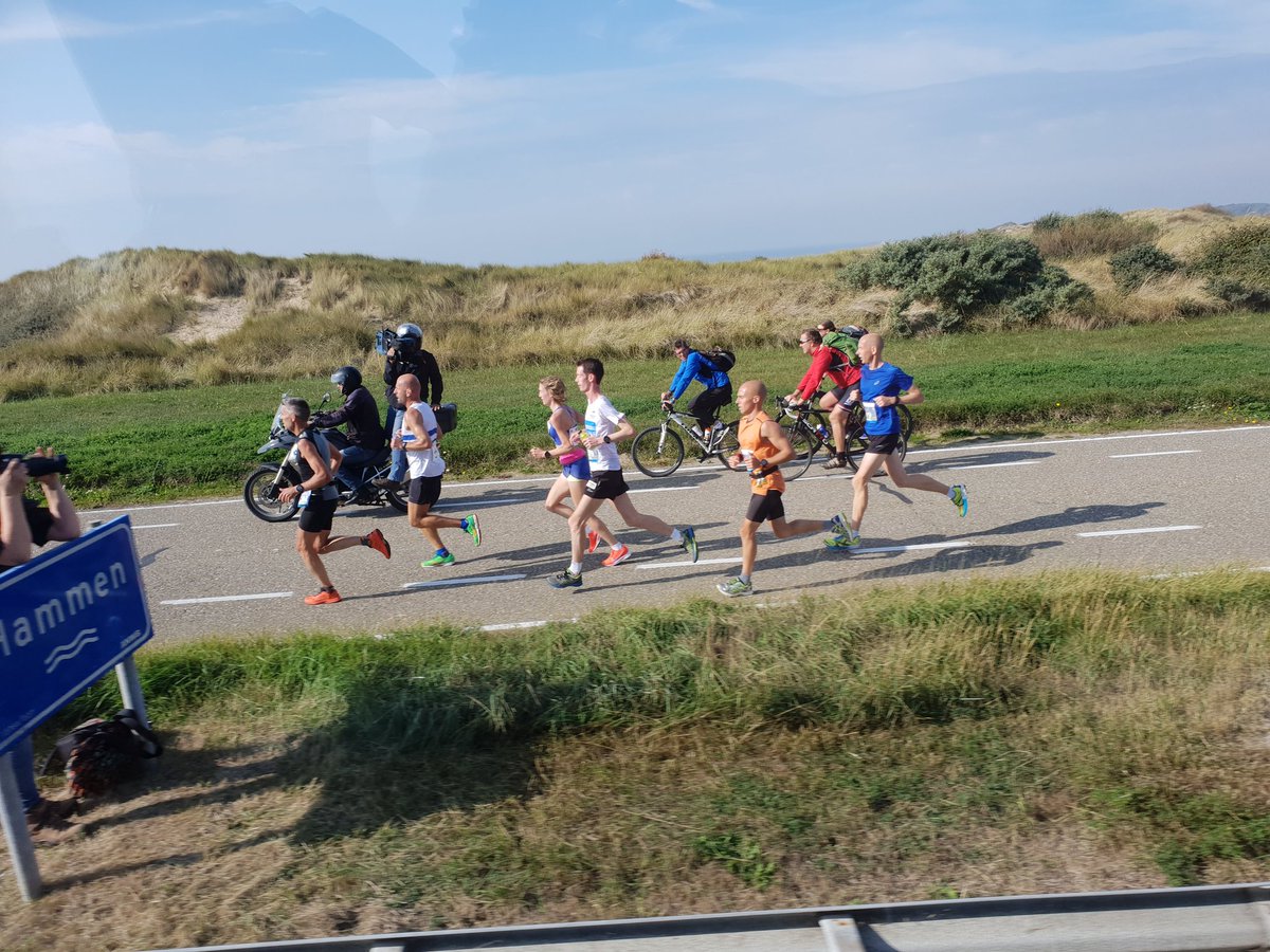 Didischuit's tweet photo. Vanuit de vipbus, de kustmarathon van koploper tm voorlopig groep 3e dame https://t.co/vy3alOSTbc