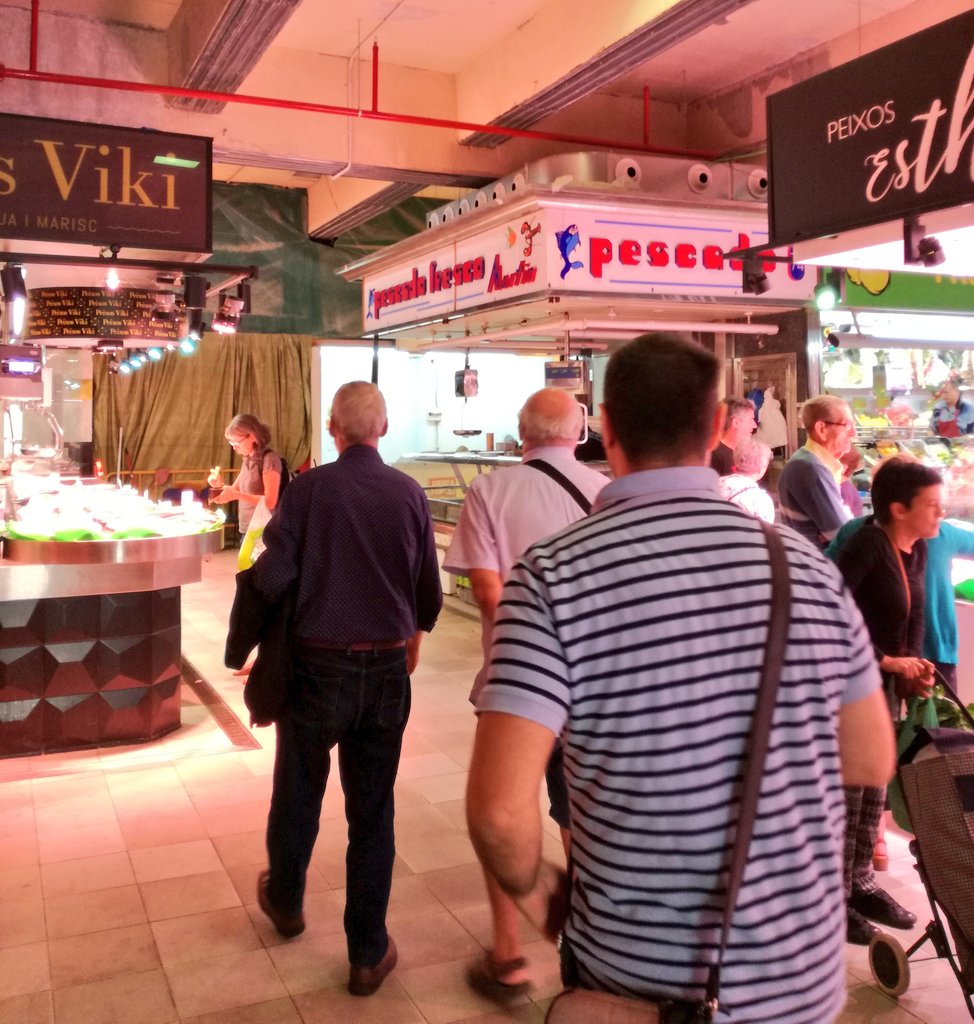 ricardfarin's tweet photo. Avui amb el @jordicoronas, @XReig i veïnat dels barris de l'entorn estem visitant el mercat de la Vall d'Hebron-Teixonera. Seguirem insistint al govern per fer d'immediat l'ascensor i la urbanització dels entorns. #semprehisom #hg7 https://t.co/5Z4lBeIL9m