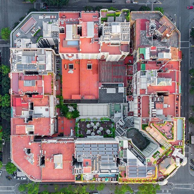 JasonBumpPhoto's tweet photo. One city block in Europe. My hotel was the gray section with the pool and patio bottom center.👍🏼🚁 -
-
-
#dronesdailypic #djimavicpro #dji #droneswithoutlimits #droneshoot #DronesMX #skyline #aerialview #dronestagram #dronepilots #dronephotography #eu… https://t.co/7Gq92FhA6f https://t.co/cbiS4ozEPA
