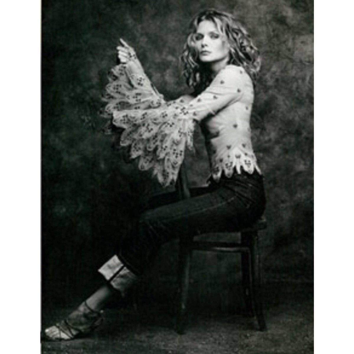 PfabPfeiffer's tweet photo. Happy Fall #Caturday Y’all🐾.
Photo by Norman Jean Roy 99’)
#MichellePfeiffer #Meow #CurlyHair #BlackandWhitePhoto #ETWeekly https://t.co/JXQ7xzuqP3