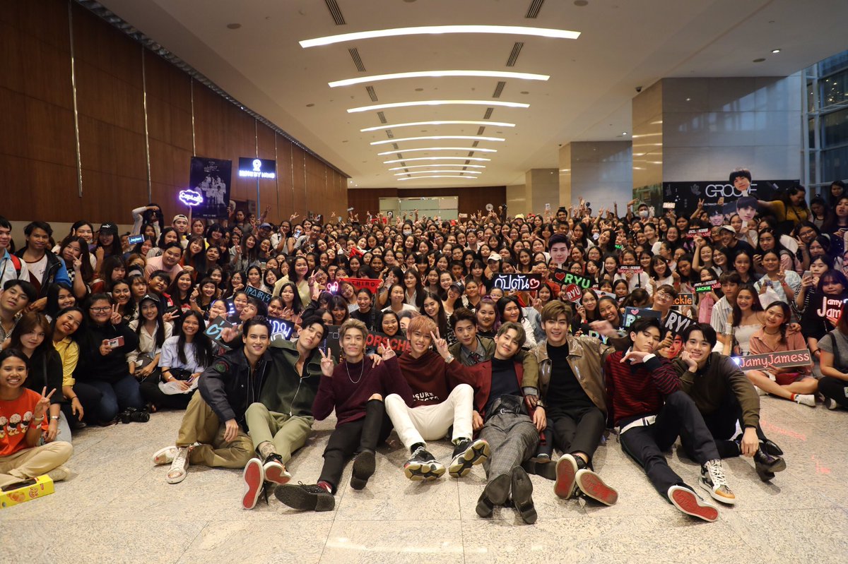 captain2541's tweet photo. ขอบคุณนะครับ✌🏻❤️❤️❤️ #KoreaFestivalBKK2018 #9by9TH #captainchonlathorn https://t.co/5tn8jl1BUc
