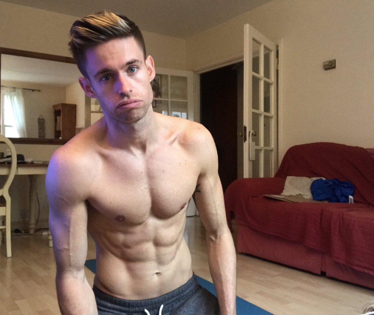 Just made a gym in my living room and gave one of <a href="/Jstirling90/">London Fitness Guy</a> home workouts a go: instagram.com/p/BoeKYukA9NO/… Awesome 👏🏼 #Fitness #Muscle #Gym