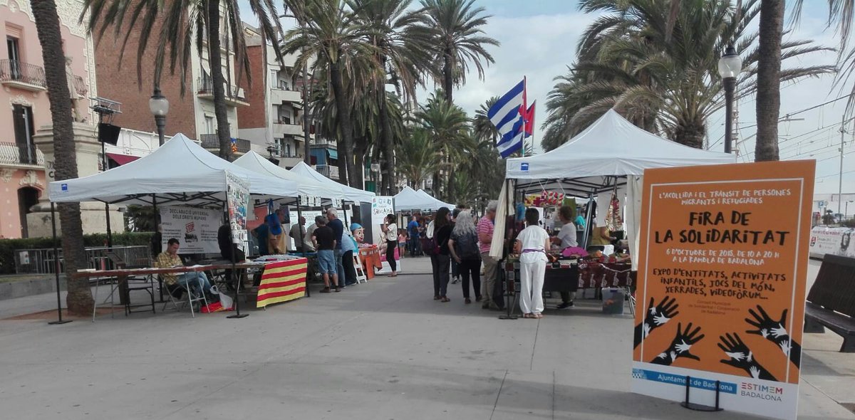 La Rambla de #Badalona acull fins les 20h la Fira de la Solidaritat, amb l'acollida i el trànsit de persones migrants i refugiades com a eix. L'economista Arcadi Oliveres ha iniciat la trobada amb una xerrada.