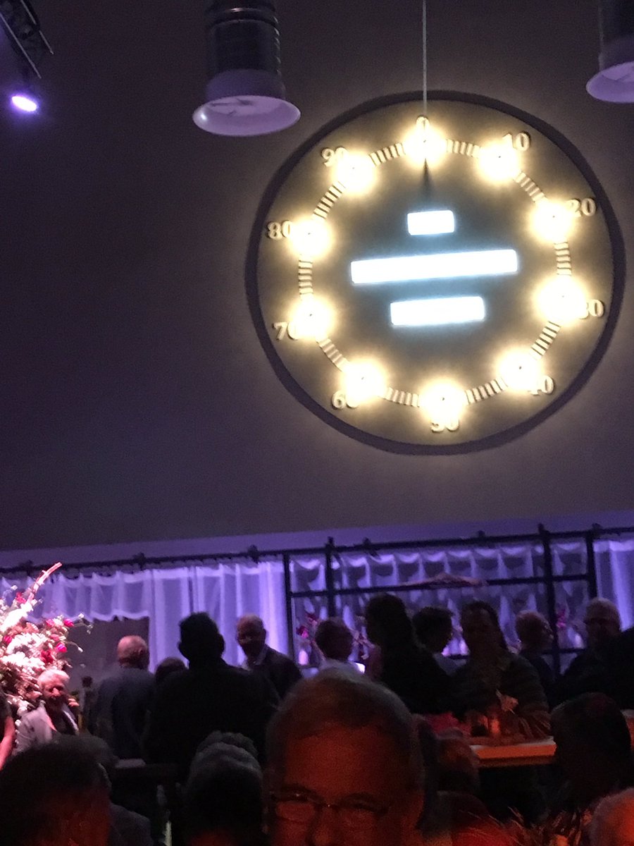 Feestelijke opening vernieuwde grote zaal Leuningjes met veilingklok! Prachtige ruimte geworden voor de verenigingen.<a href="/VVDWestland/">VVD Westland</a>
