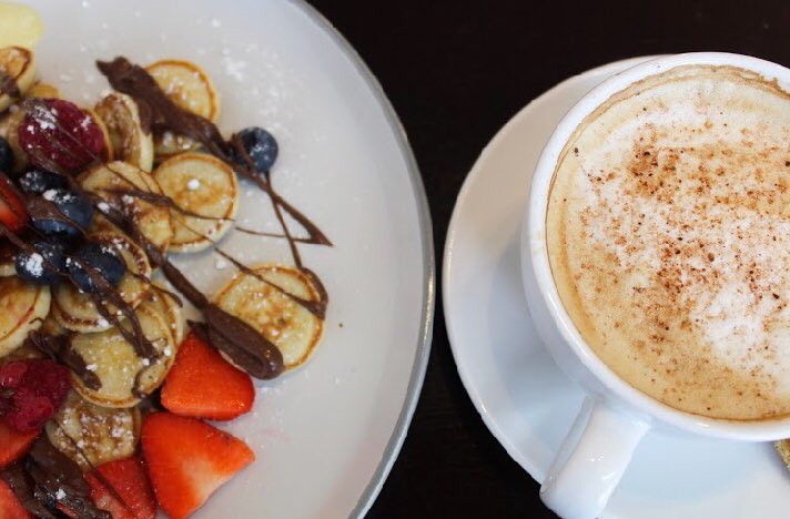 koekjescafe's tweet photo. ‘Bessen’ poffertjes- raspberries, strawberries and blueberries drizzled with Nutella, served with a creamy chai latte☕️👌🏾👌🏾 #koekjesstyleee #startyourdaytherightway 😻😻 https://t.co/t6nXb4FFgR