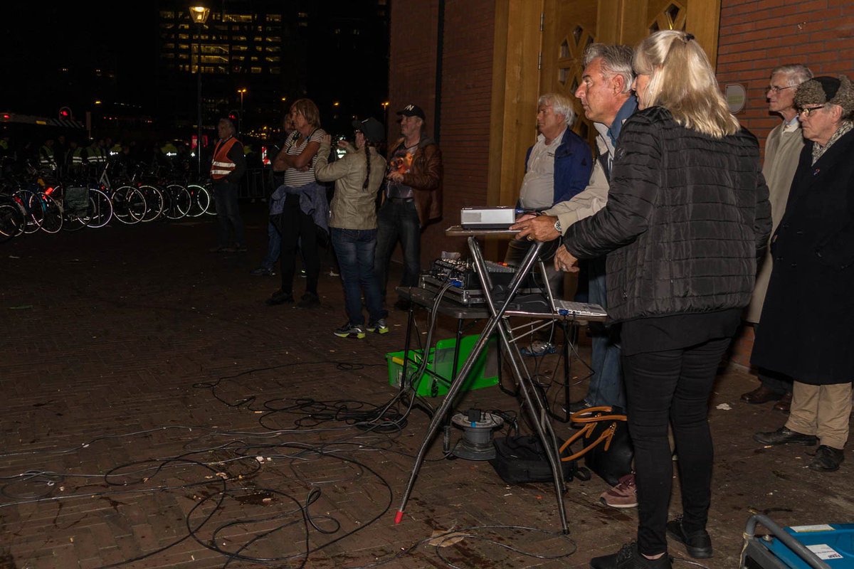 oscarbrak's tweet photo. #Pegida probeert een film te starten terwijl eieren en wat weet ik meer hen om de oren vliegt. #utrecht #demonstratie #ulumoskee #lombok https://t.co/4olOSgasC8