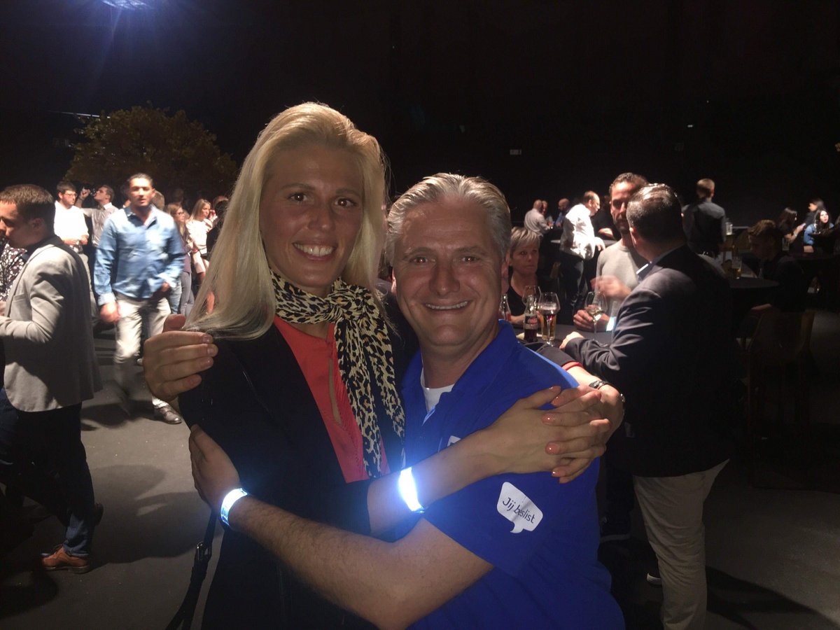CarlDeDecker's tweet photo. Het blauwe licht schijnt opvallend in de duisternis van het @GENTSBOKSGALA met mijn grote supporter @CedriqueWB aan mijn zijde #CarlDoet #magic7 #jijbeslist #vk2018 @OpenVldGent https://t.co/F7hDmjmjgv