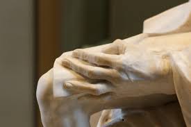 Jean-Baptiste Pigalle (1714-1785), Voltaire, Muséu del Louvre. Llamáu pol propiu Voltaire "El Fidias francés", Pigalle retrata al filósofu esnudu y cuasi como un héroe clásicu.