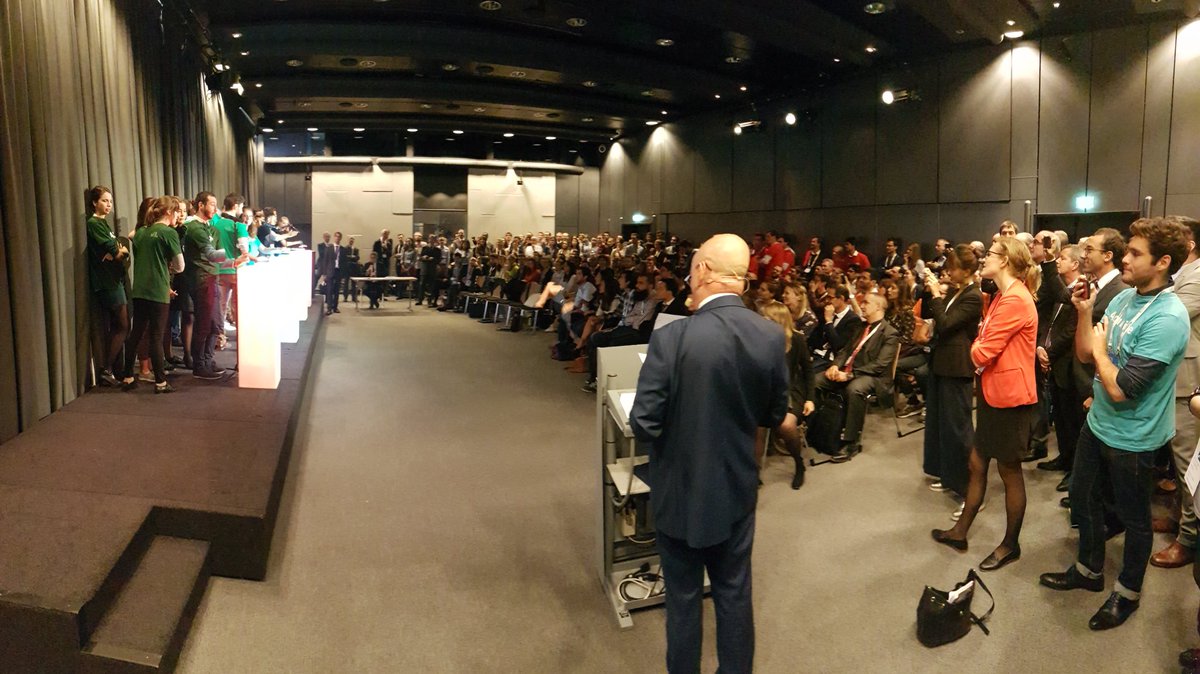 Audiology_infos's tweet photo. La salle 251 est comble pour les ORL d'or. "l'an prochain , dans l'amphi bleu" de murmure-t-il dans la salle
#SFORL2018 https://t.co/x6ocYUfL4w