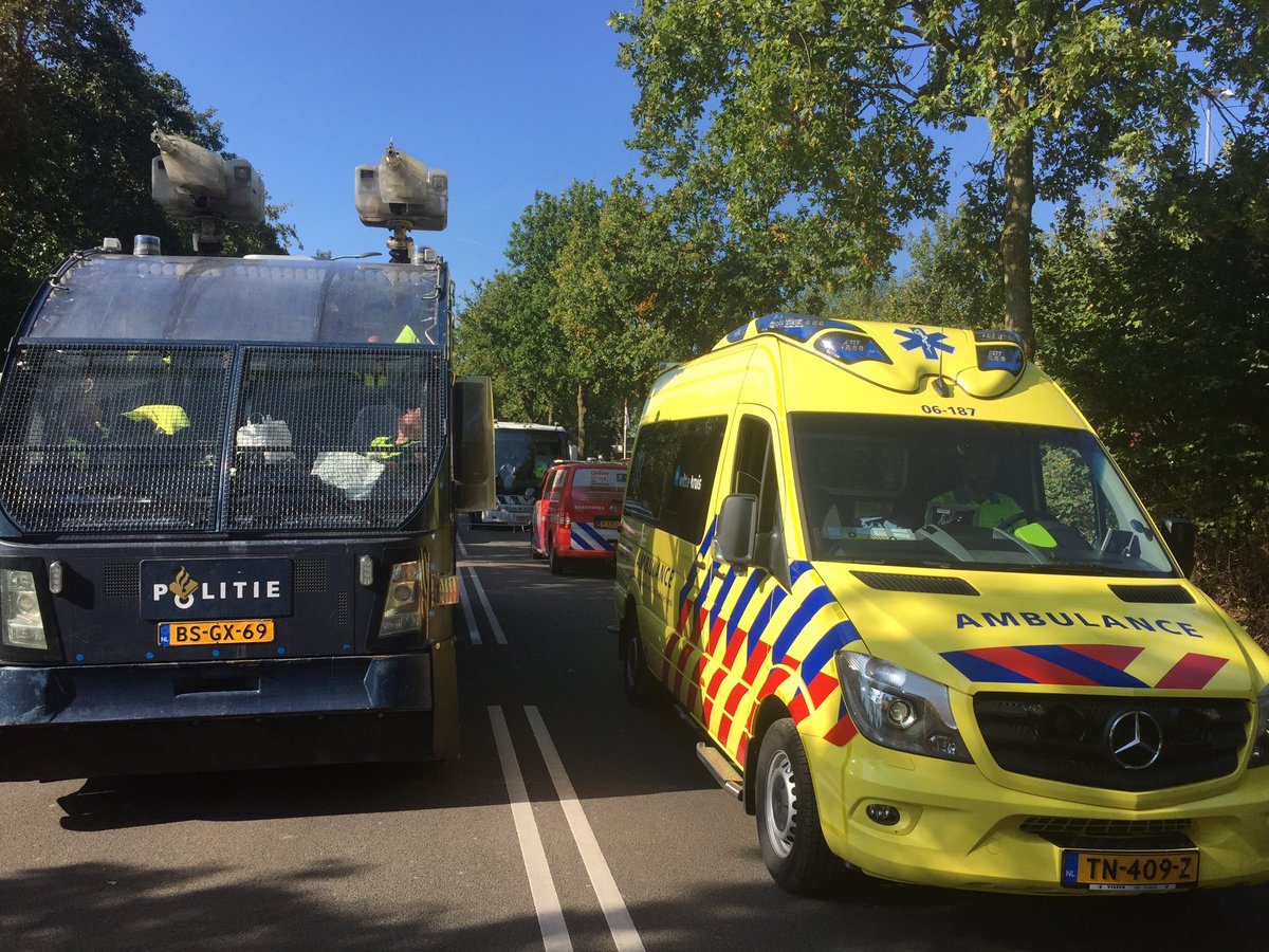 WolfAnthon's tweet photo. Wij @WitteKruisNL staan klaar voor een grote demo met #brandweer #politie #ambulance @112Beurs @BrwVaassen #dmvda https://t.co/RScVEwPI6j