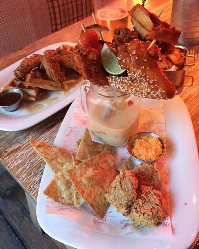 Londonfoodbabes's tweet photo. The Total Melt at @absurdbirduk π± cheese fondue with buffalo chicken tenders, wings and waffle sliders π #absurdbird #allthechicken #londonfoodbabes https://t.co/XhbkX76dG4 https://t.co/zrR8ojQDsc