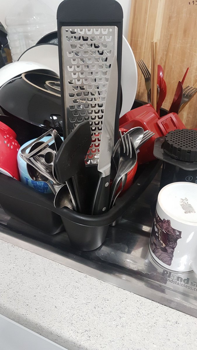 CoffeeCatCow's tweet photo. @Gastropodcast, have you ever considered doing an episode on outrageous kitchen habits ? Like my housemate's habit of leaving knives drying with the blade pointing up? https://t.co/uIN7cpuPY0
