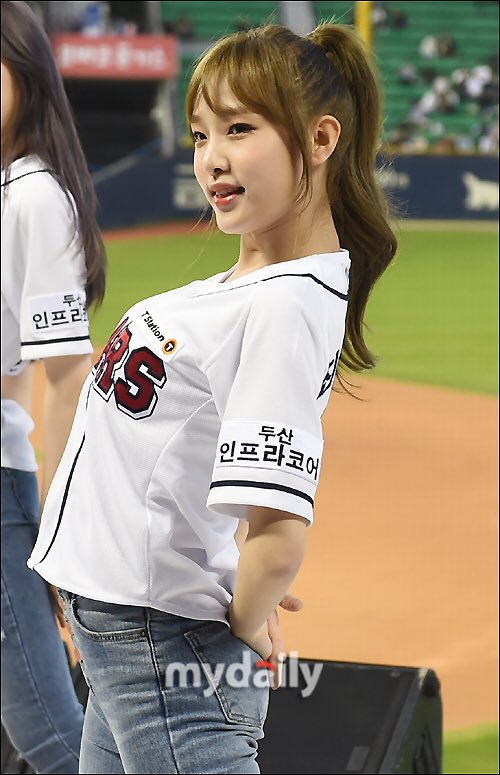 CHOIYENA_TH's tweet photo. 📸 | 181006 รูปเยนาที่สนามแข่งเบสบอลจากสำนักข่าวค่ะ!~ 🐥⚾️ #IZONE #CHOIYENA #최예나 https://t.co/doOLTGsarD