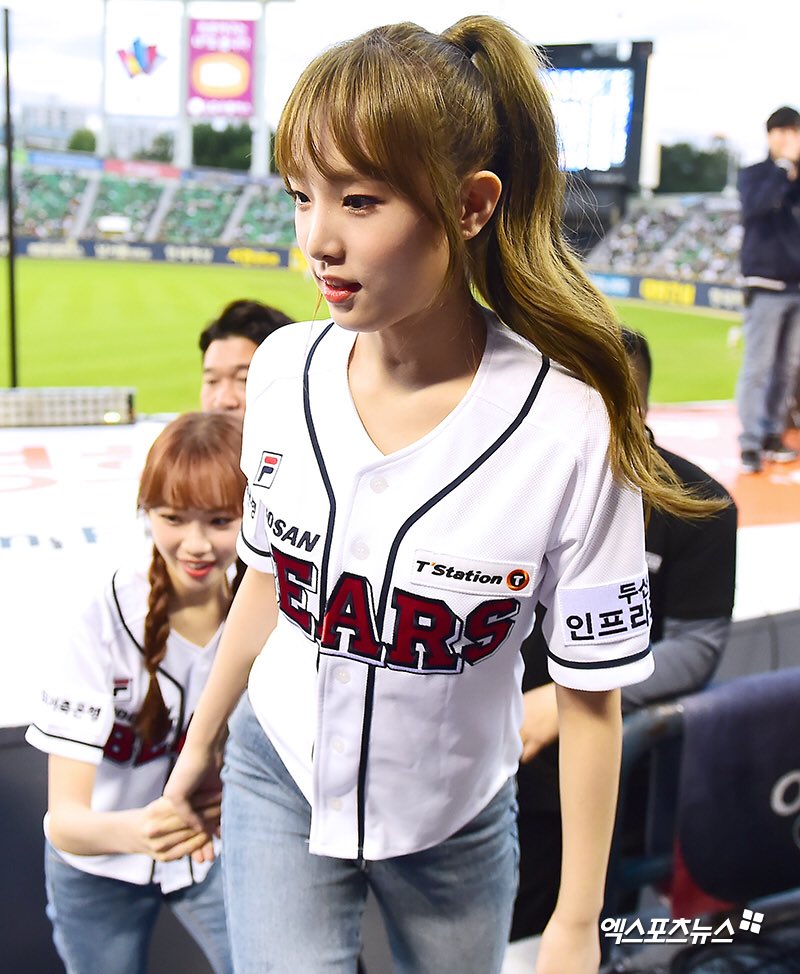 CHOIYENA_TH's tweet photo. 📸 | 181006 รูปเยนาที่สนามแข่งเบสบอลจากสำนักข่าวค่ะ!~ 🐥⚾️ #IZONE #CHOIYENA #최예나 https://t.co/doOLTGsarD