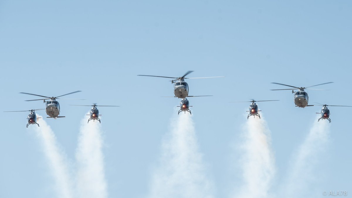 PatrullaAspa's tweet photo. Dos de los mejores momentos del vuelo de hoy con motivo de la Jura de Bandera Civil celebrada hoy en la #BAArmilla #Ala78 #Granada
Formación con @781sqnFanZone y rotura España sobre el monolito!
#Aspa2018 #avgeek @EjercitoAire #helicopter #Galgo https://t.co/msuUGLPiGD