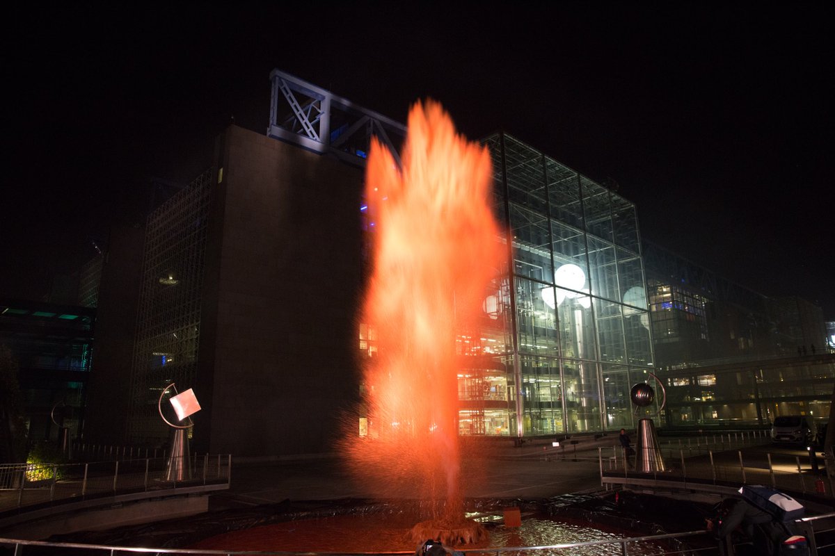 NBParis's tweet photo. Impressionnant, surprenant et poétique. Près de 20 mètres de hauteur pour le geyser rouge dans les bassins de la @citedessciences 😮 #NuitBlanche 

👉 https://t.co/XGwRNjdeWo https://t.co/zFlq7RGJzc