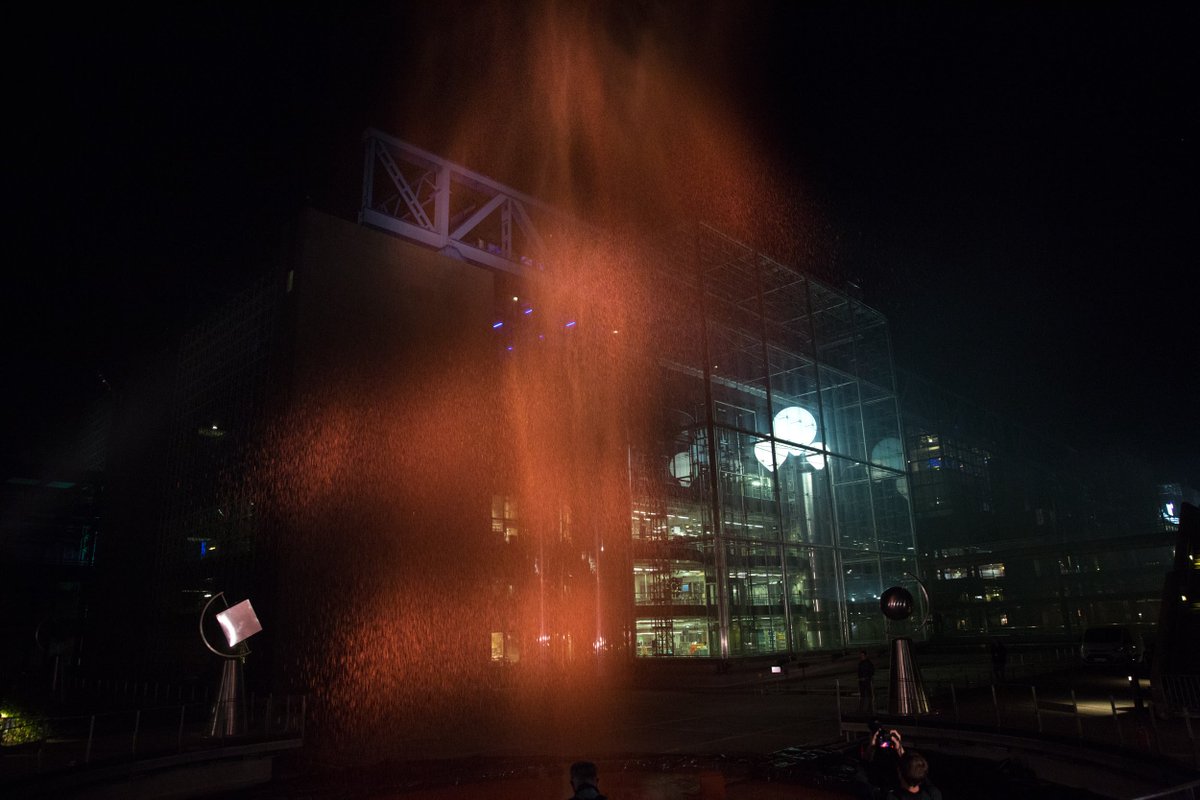 NBParis's tweet photo. Impressionnant, surprenant et poétique. Près de 20 mètres de hauteur pour le geyser rouge dans les bassins de la @citedessciences 😮 #NuitBlanche 

👉 https://t.co/XGwRNjdeWo https://t.co/zFlq7RGJzc