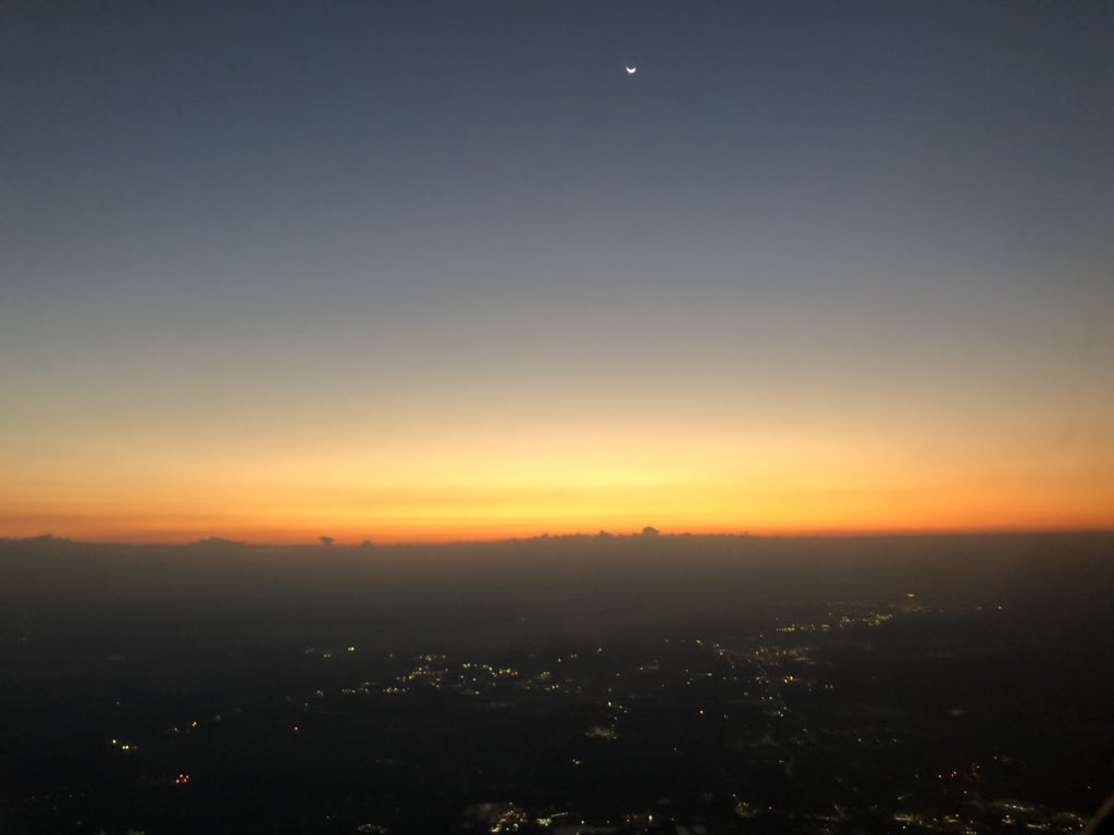 DrATandon's tweet photo. Time to wake up. Sunrise TPA to ATL. @Delta https://t.co/iQyMX7jjzF