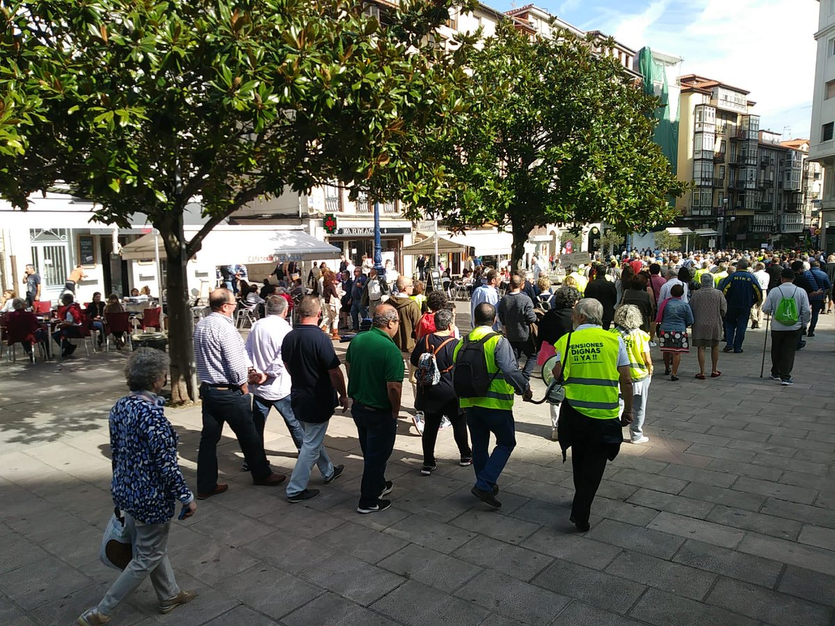 IUCantabria's tweet photo. ¡Pensiones dignas ya!
Manifestación de pensionistas en las calles de Santander. https://t.co/7duqMAsbFj