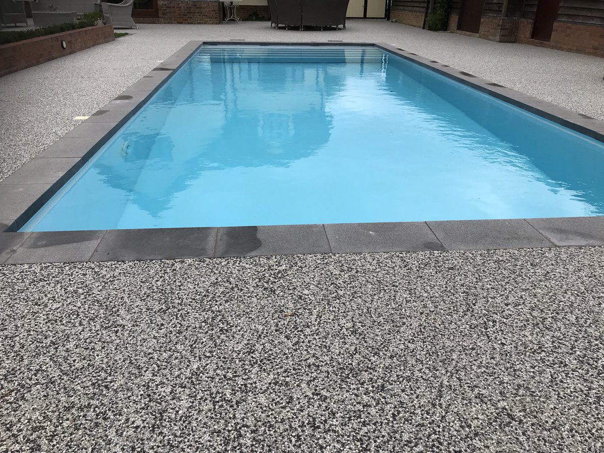 strongbasedrive's tweet image. Beautiful resin bound gravel in Luna colour blend. @Ronacrete @AggregateUK @BALI_Awards @BALI_Landscape #gardendesign #swimmingpool #resinbound