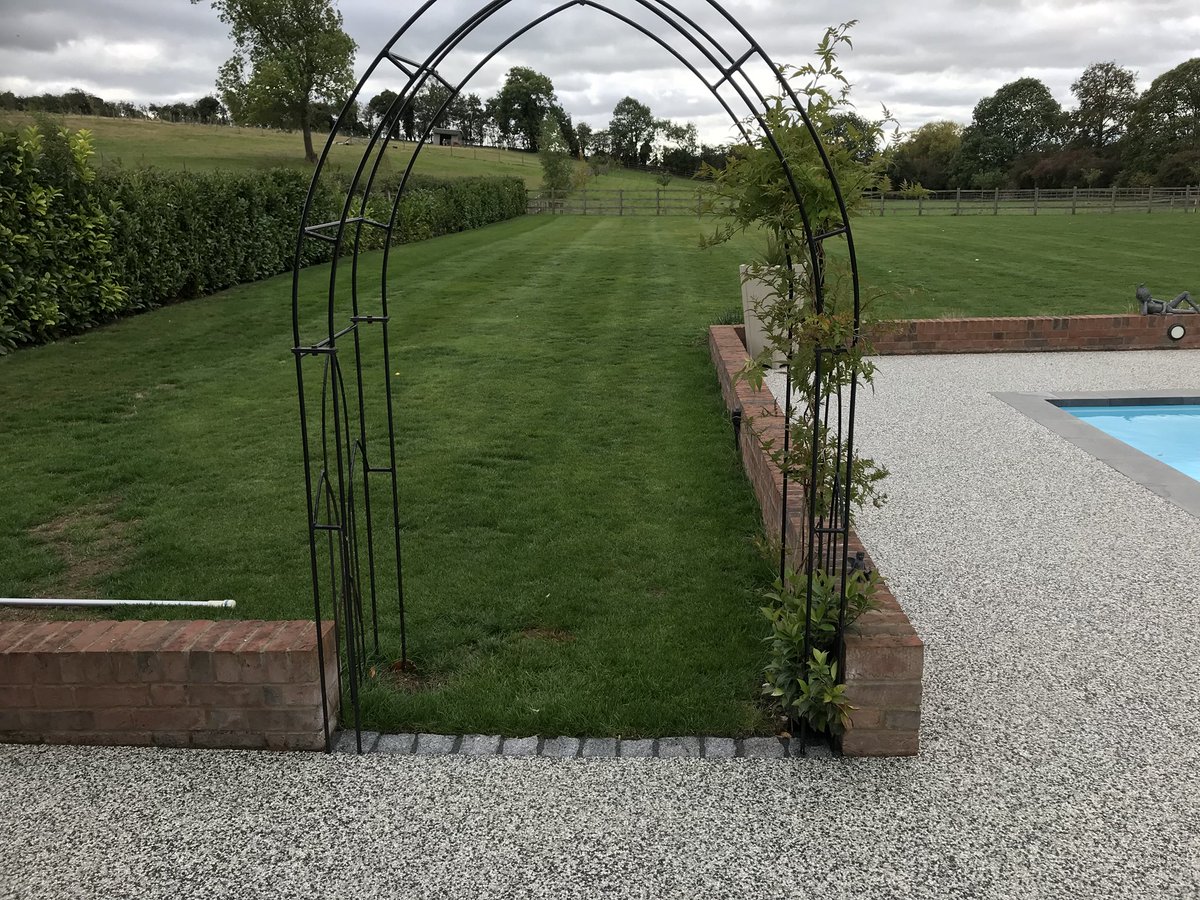 strongbasedrive's tweet image. Beautiful resin bound gravel in Luna colour blend. @Ronacrete @AggregateUK @BALI_Awards @BALI_Landscape #gardendesign #swimmingpool #resinbound