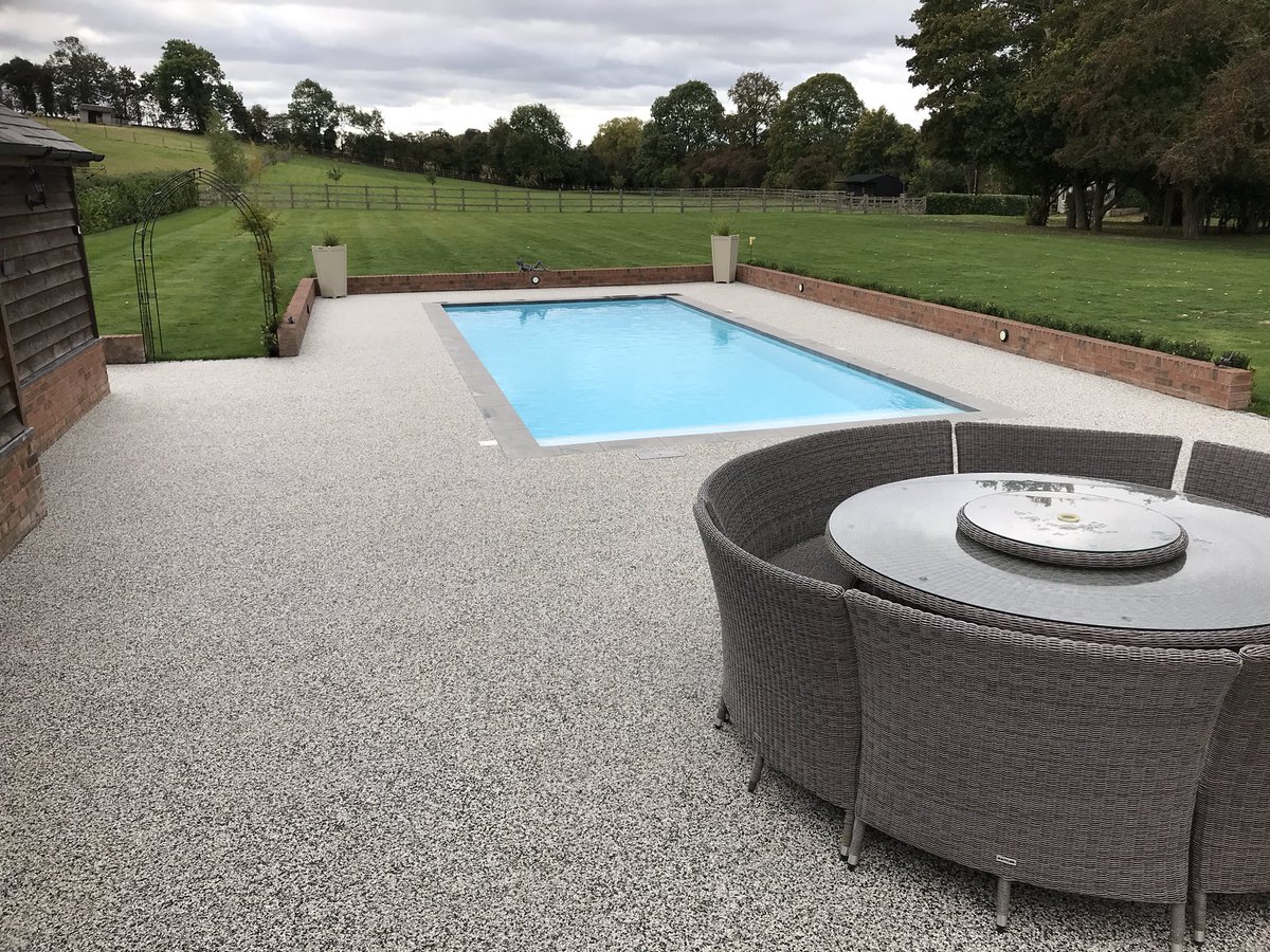 strongbasedrive's tweet image. Beautiful resin bound gravel in Luna colour blend. @Ronacrete @AggregateUK @BALI_Awards @BALI_Landscape #gardendesign #swimmingpool #resinbound
