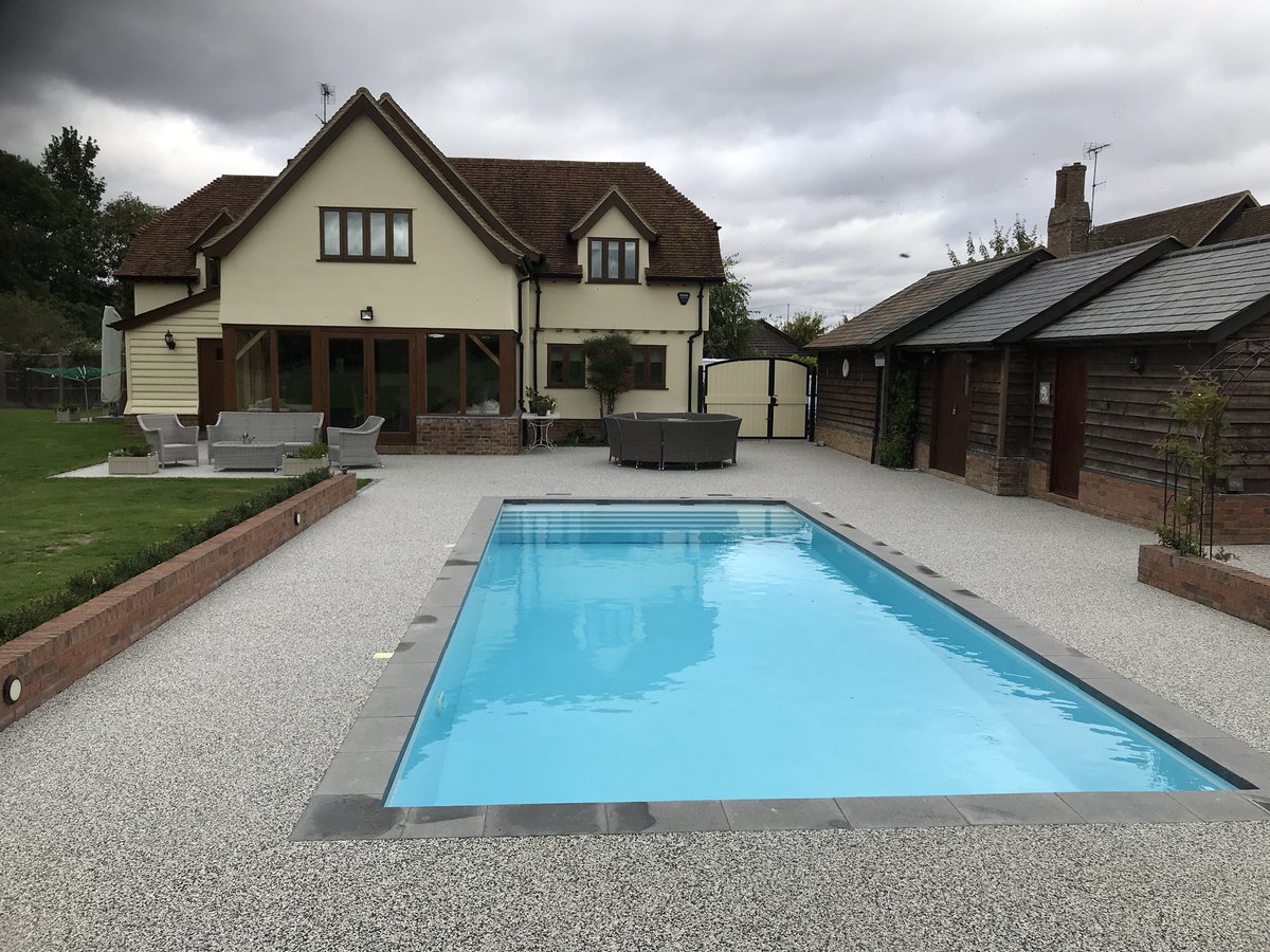 strongbasedrive's tweet image. Beautiful resin bound gravel in Luna colour blend. @Ronacrete @AggregateUK @BALI_Awards @BALI_Landscape #gardendesign #swimmingpool #resinbound